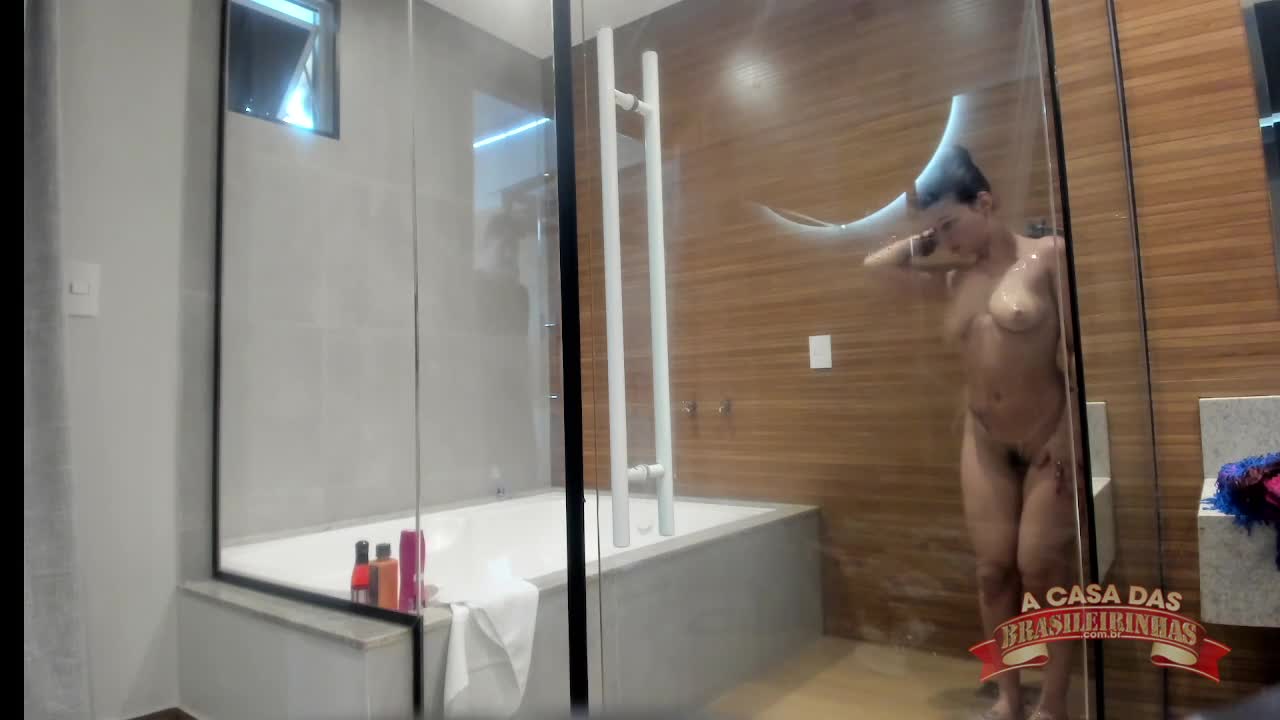 Melody Antunes é gravada em seu banho e se exibe para a câmera.