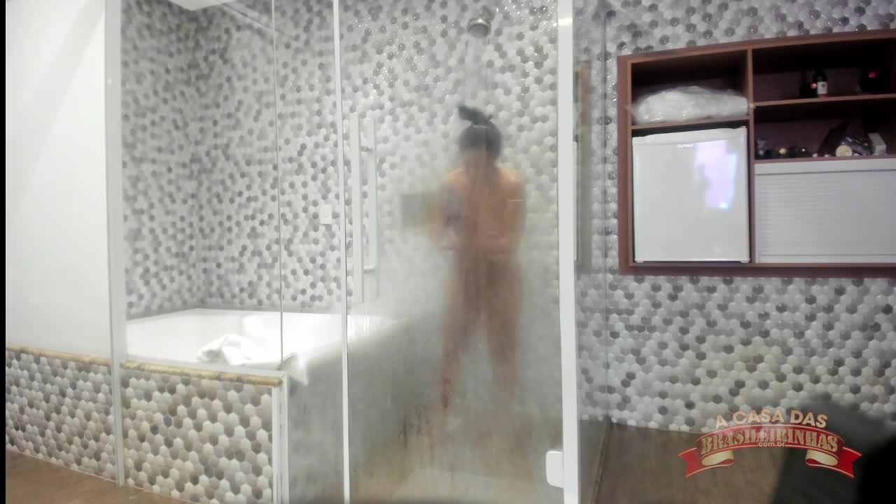 Alessandra Marques entra no banho para iniciar sua estadia na Casa.