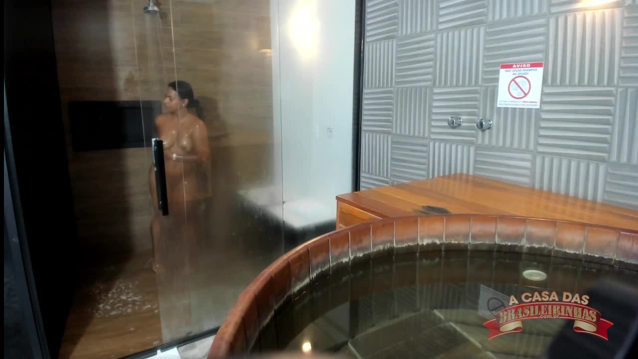 Vivy Marques é gravada tomando banho e câmera escondida registra a gata.
