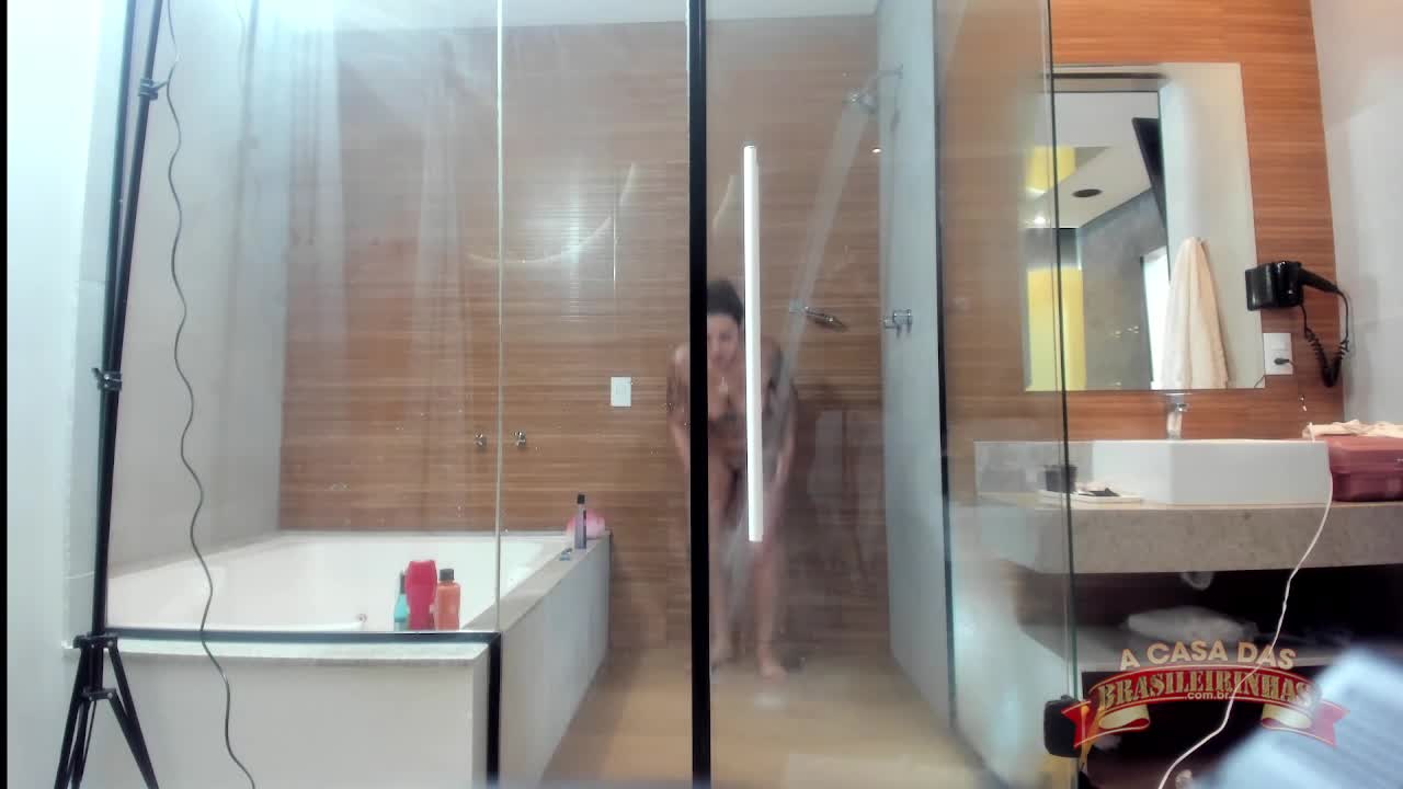 Paola Venturine nua no banheiro mais famoso da internet.