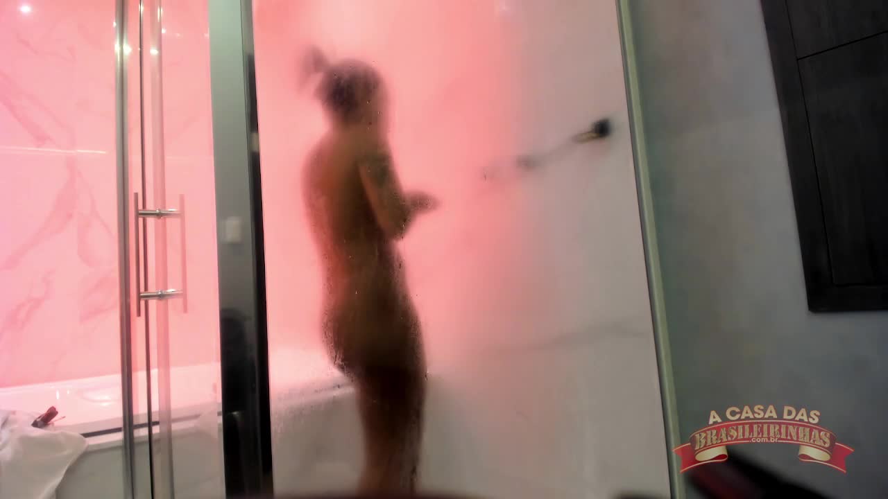 Banho com a deliciosa da atriz pornô Caroline nua