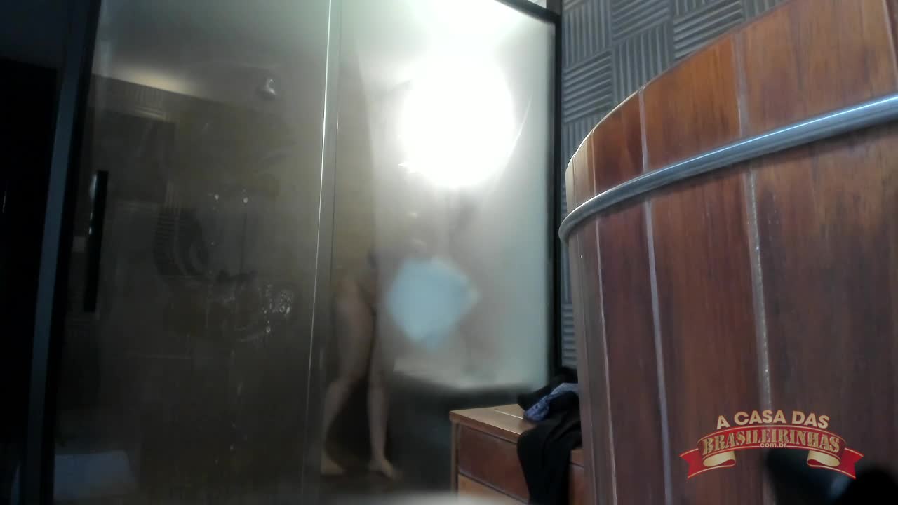 Yanndra Lanna mostra detalhes de seu corpo em momentos molhados.
