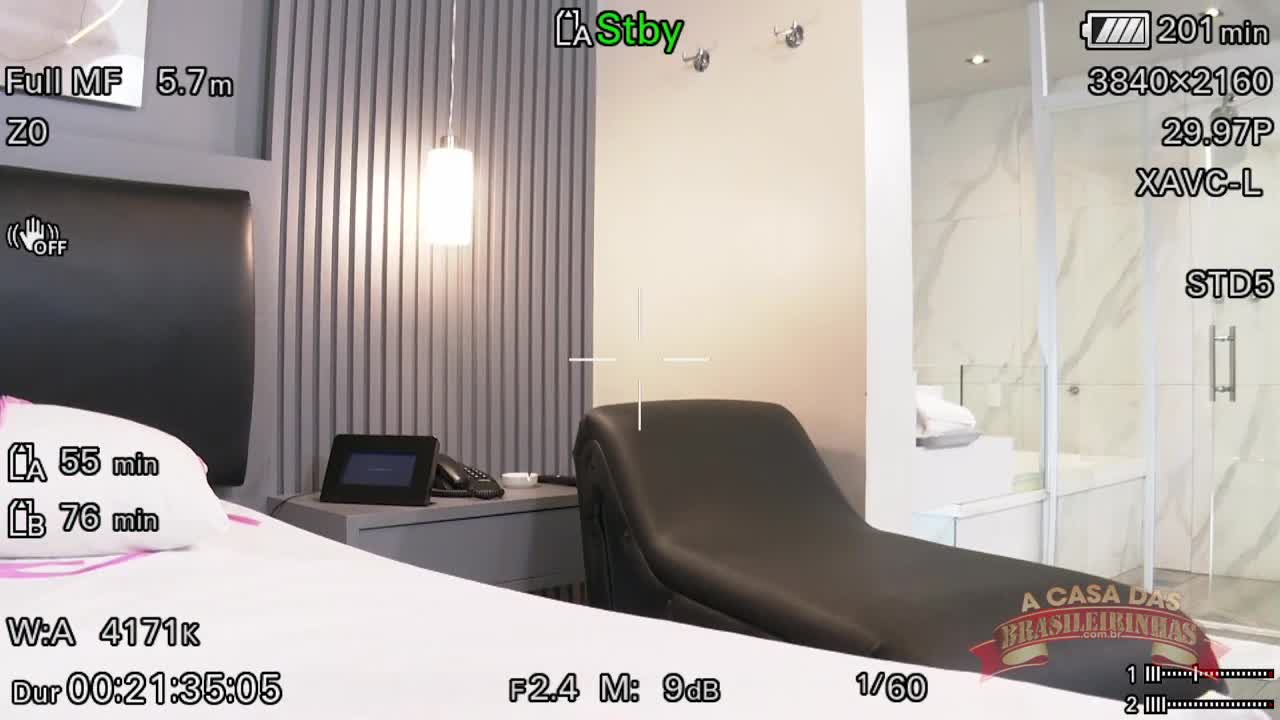 Jenny Pretinha é uma mulher que adora receber leite derramada pelo corpo.