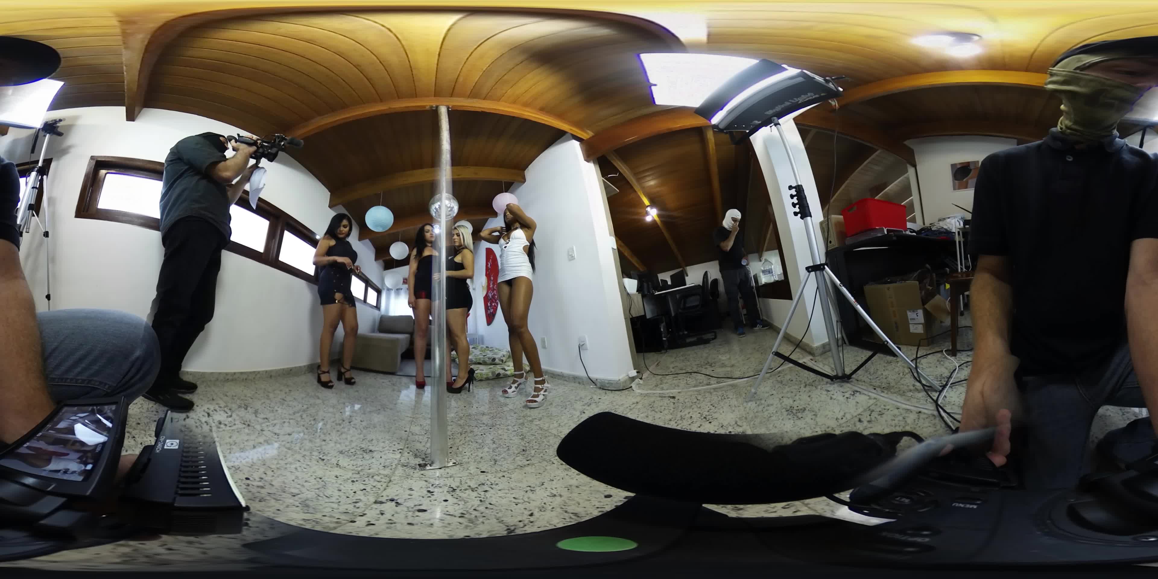 Sexo lésbico com quatro gostosas em 360º