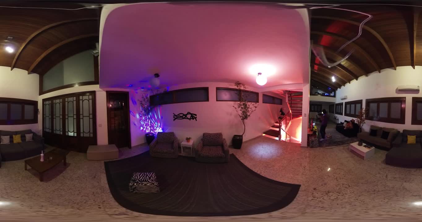 Emme White e Bruna Ferraz dançando em 360º