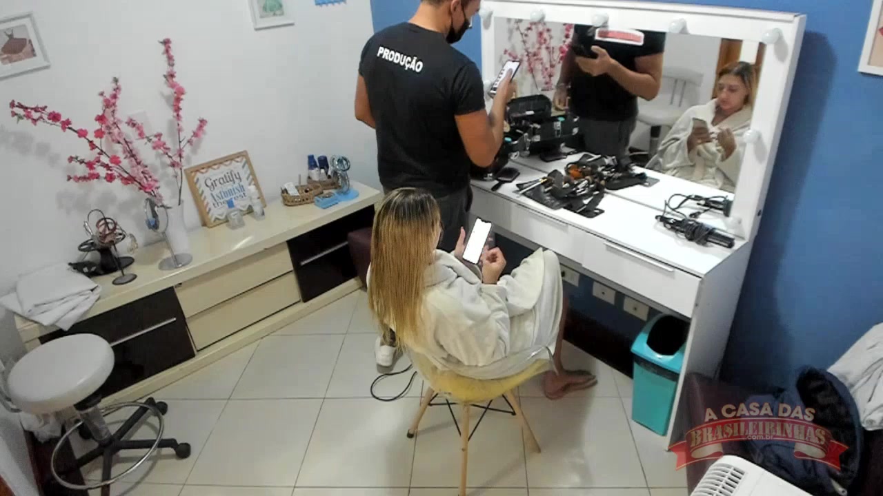 A gata Fa Padilha se produzindo para a gravação da cena