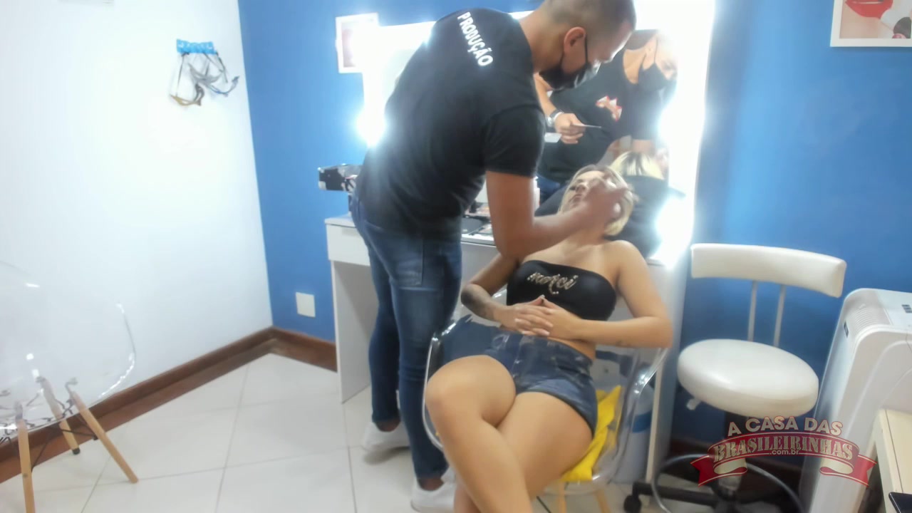 A Melissa Pitanga se produzindo para gravar mais uma cena