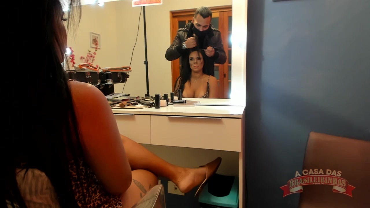 Pamela Santos sendo maquiada ao som de funk