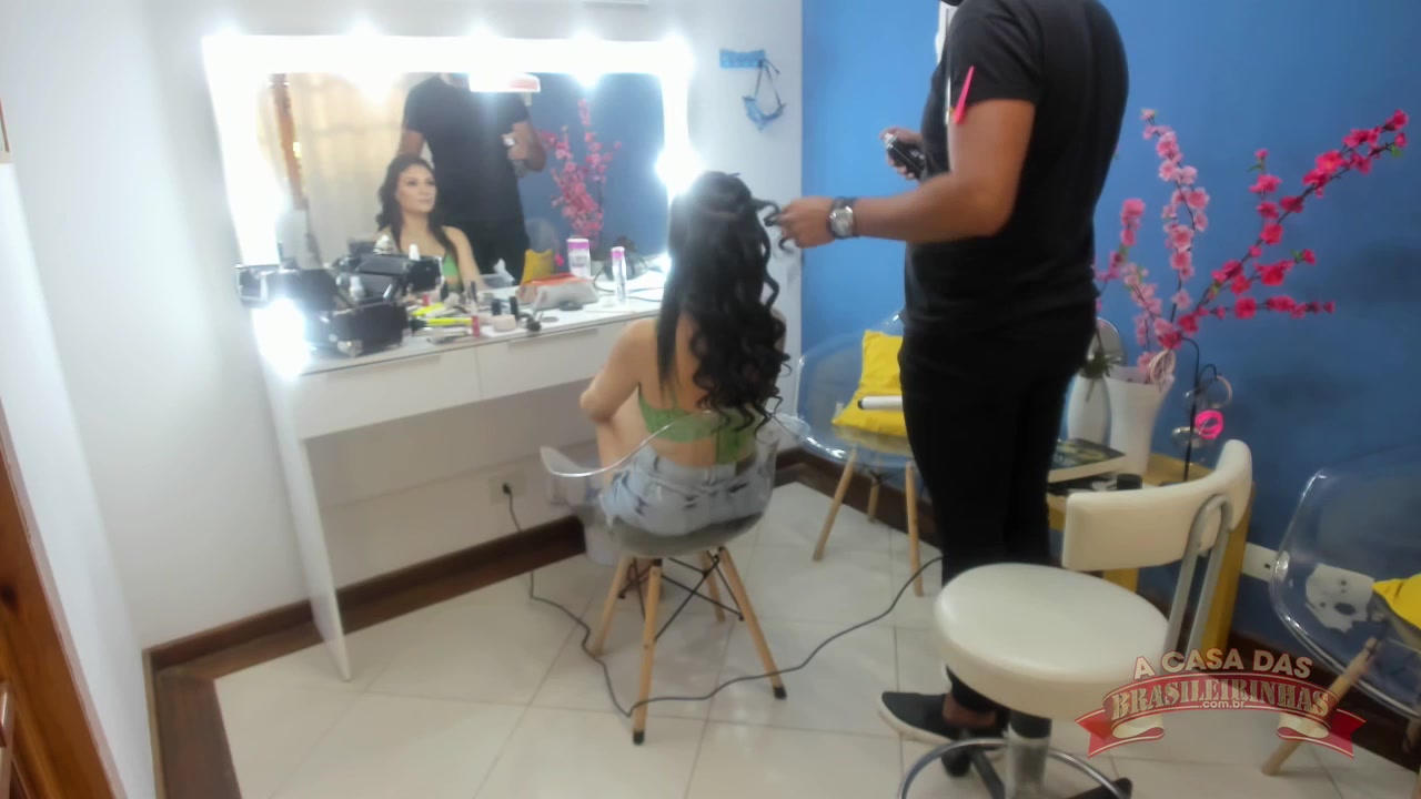 Camarim com a Taynar Torres sendo maquiada