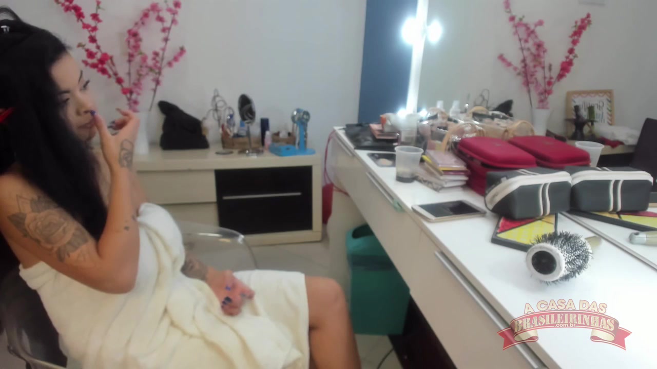 Julia Cataucha se arrumando para gravação da primeira cena