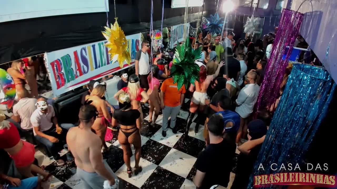 Agora a orgia está acontecendo no meio do funk