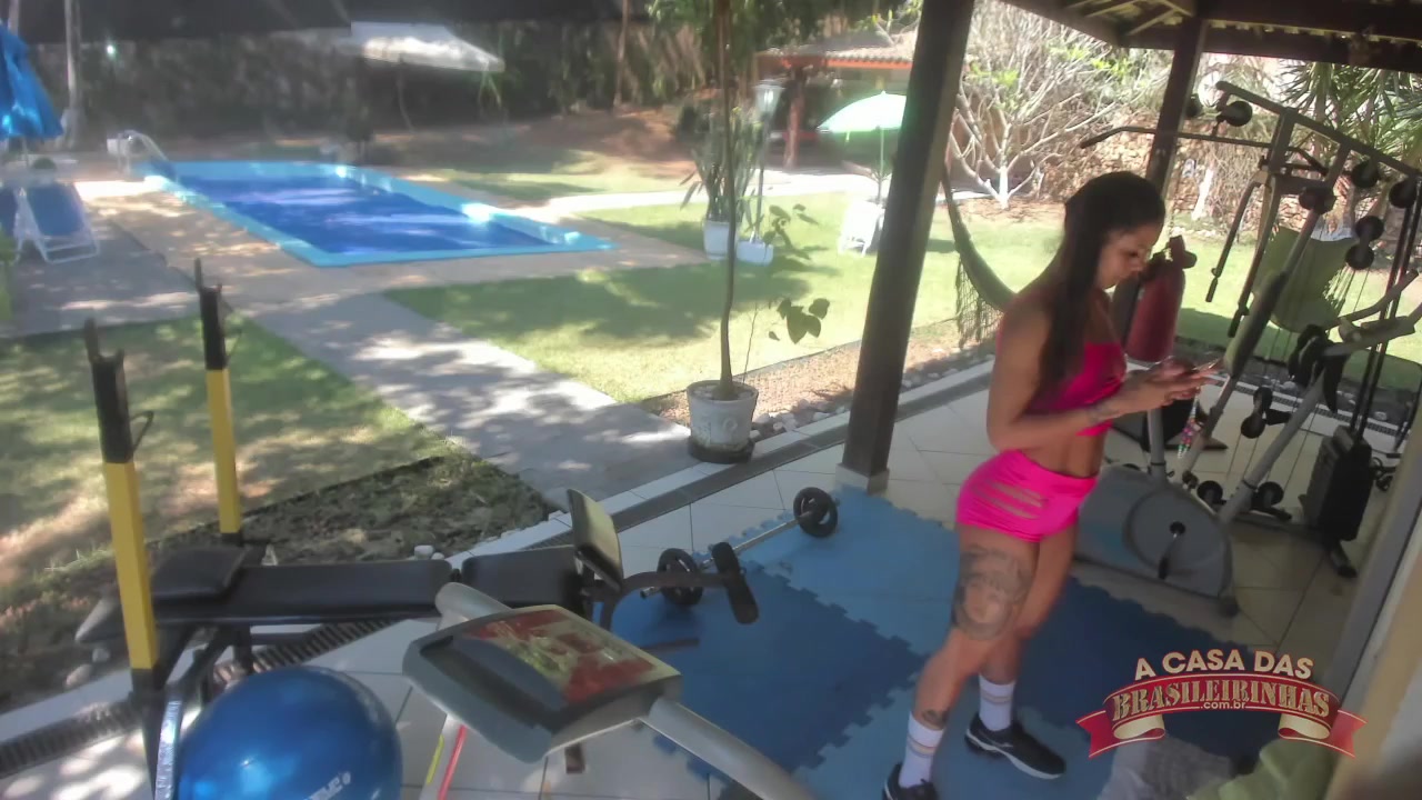 A morena Valentina Pink treinou o corpão gostoso na academia
