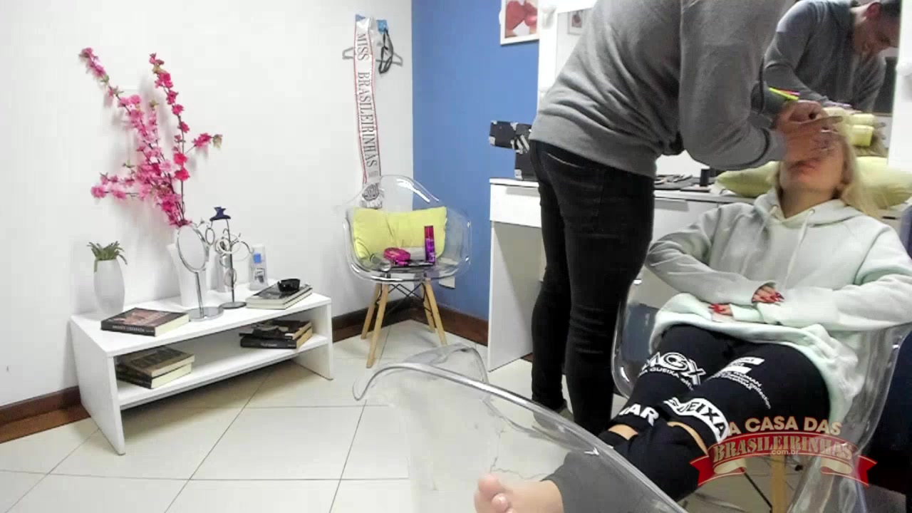Loirinha se preparando nos bastidores para as gravações