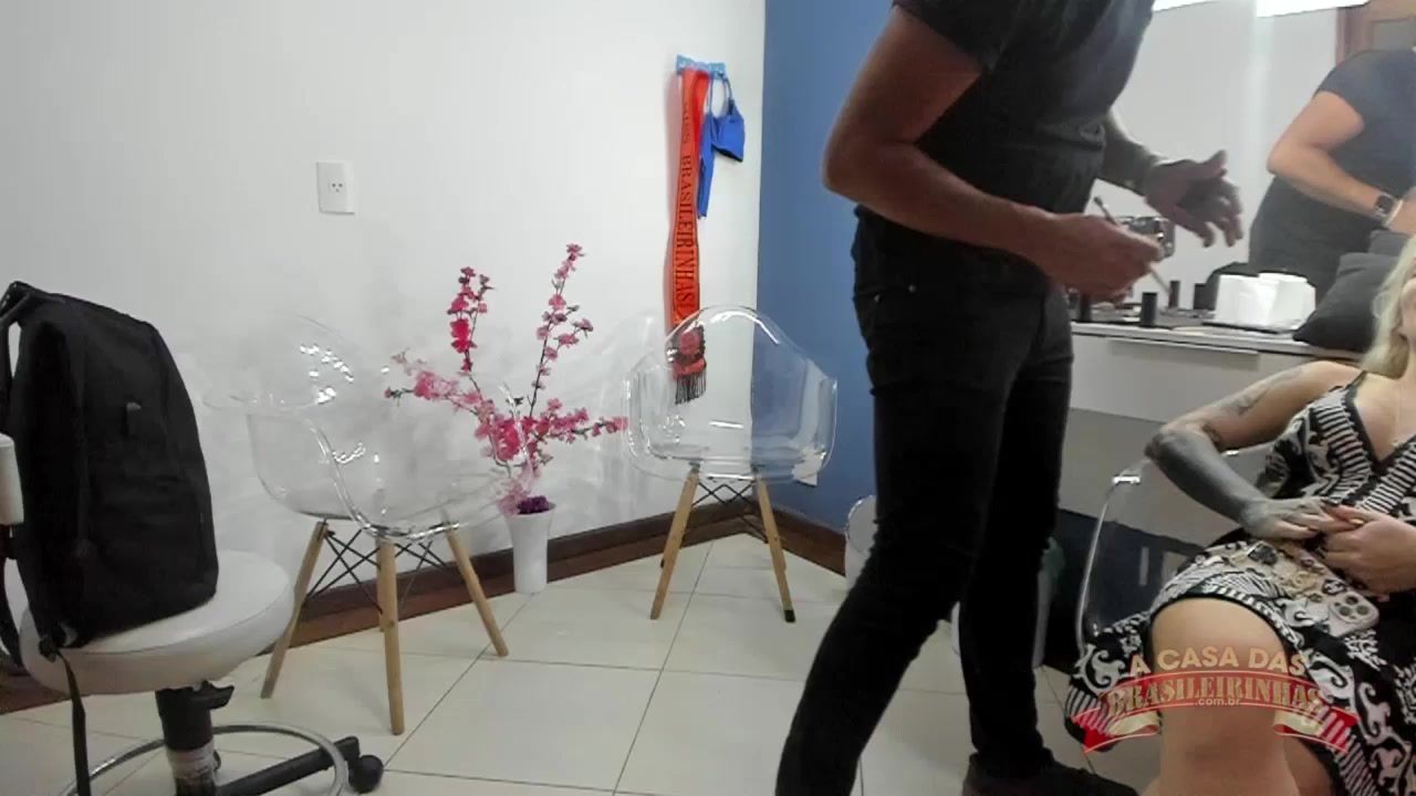 A gostosa Ravena Hanniely arrumando o cabelo nos bastidores