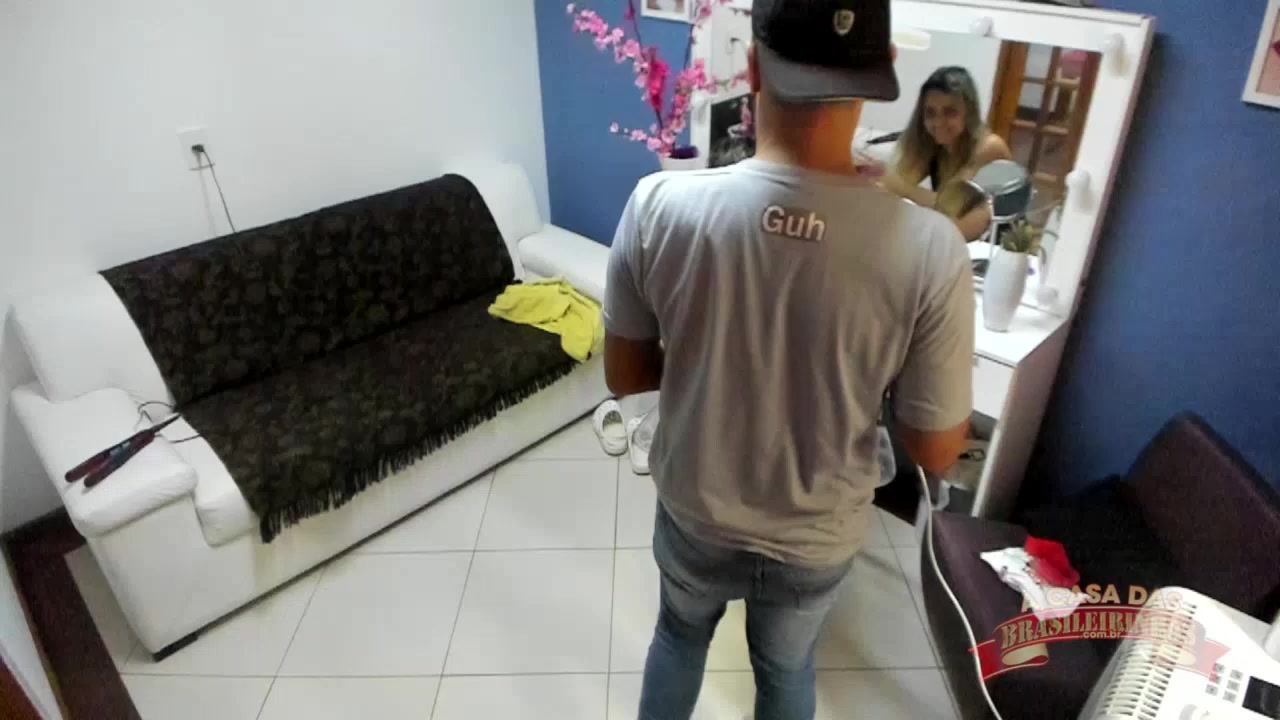 A gostosa Izabela Pimenta nos bastidores de cena na casa