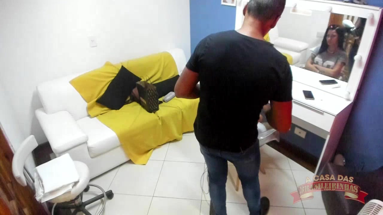 Por trás das câmeras com a Zarah Santti se arrumando para as cenas