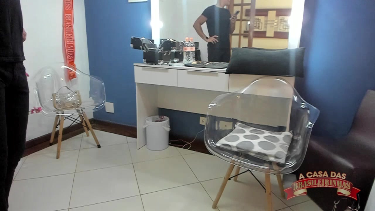 A brasileirinha Katharine Madrid nos bastidores do vídeo pornô