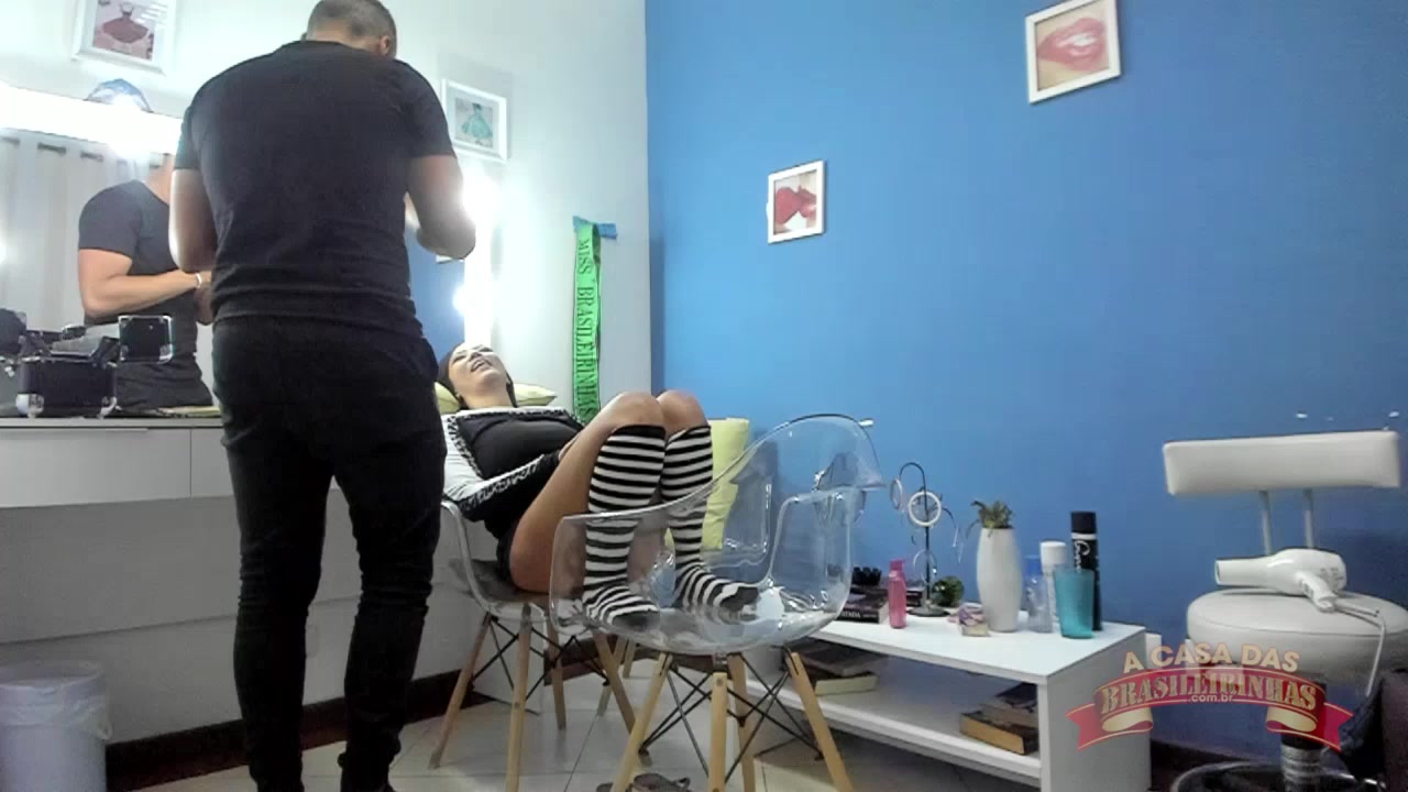 Anne Midori se preparando nos bastidores da cena de sexo