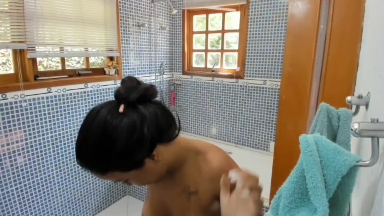 Depois de um banho a Luana Aguiar arrumou seu cabelo e maquiagem