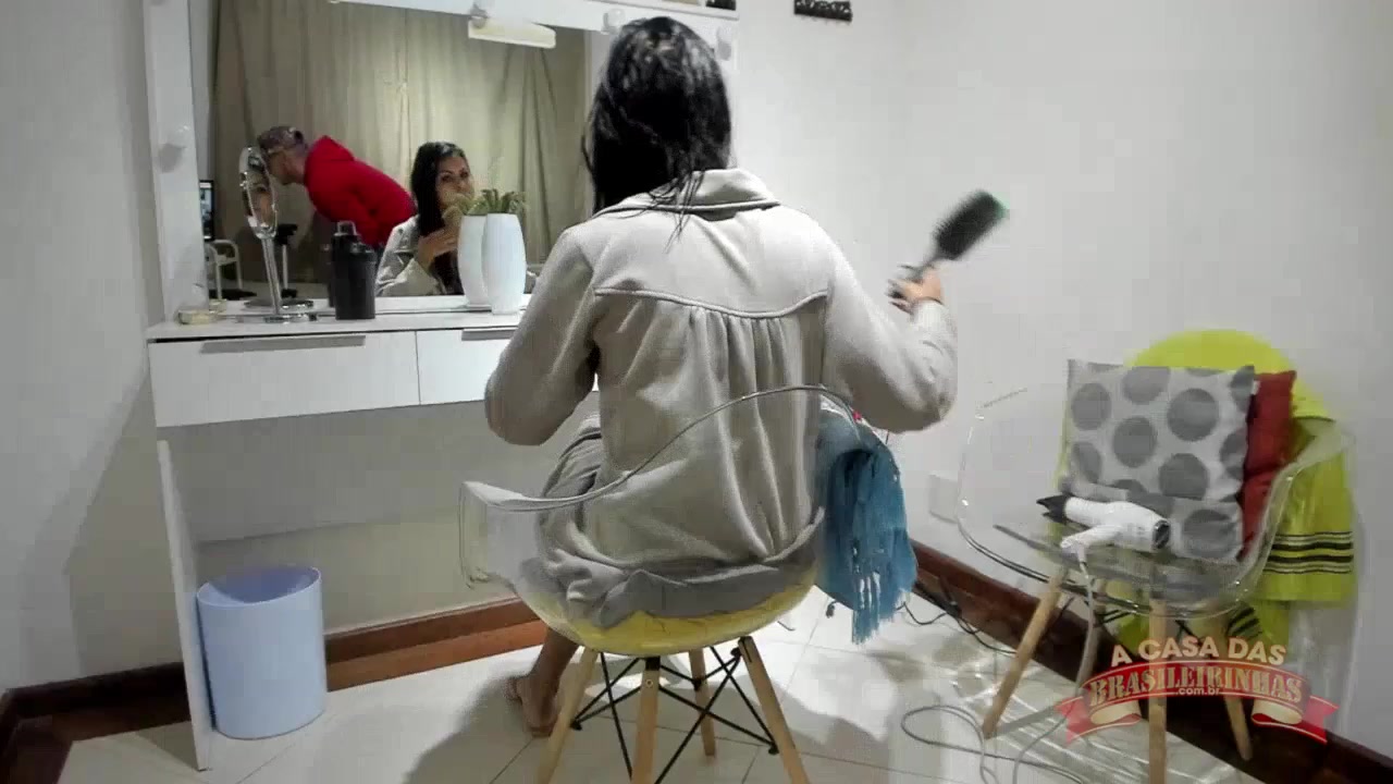 Produção da morena Bia Hot para próxima cena 