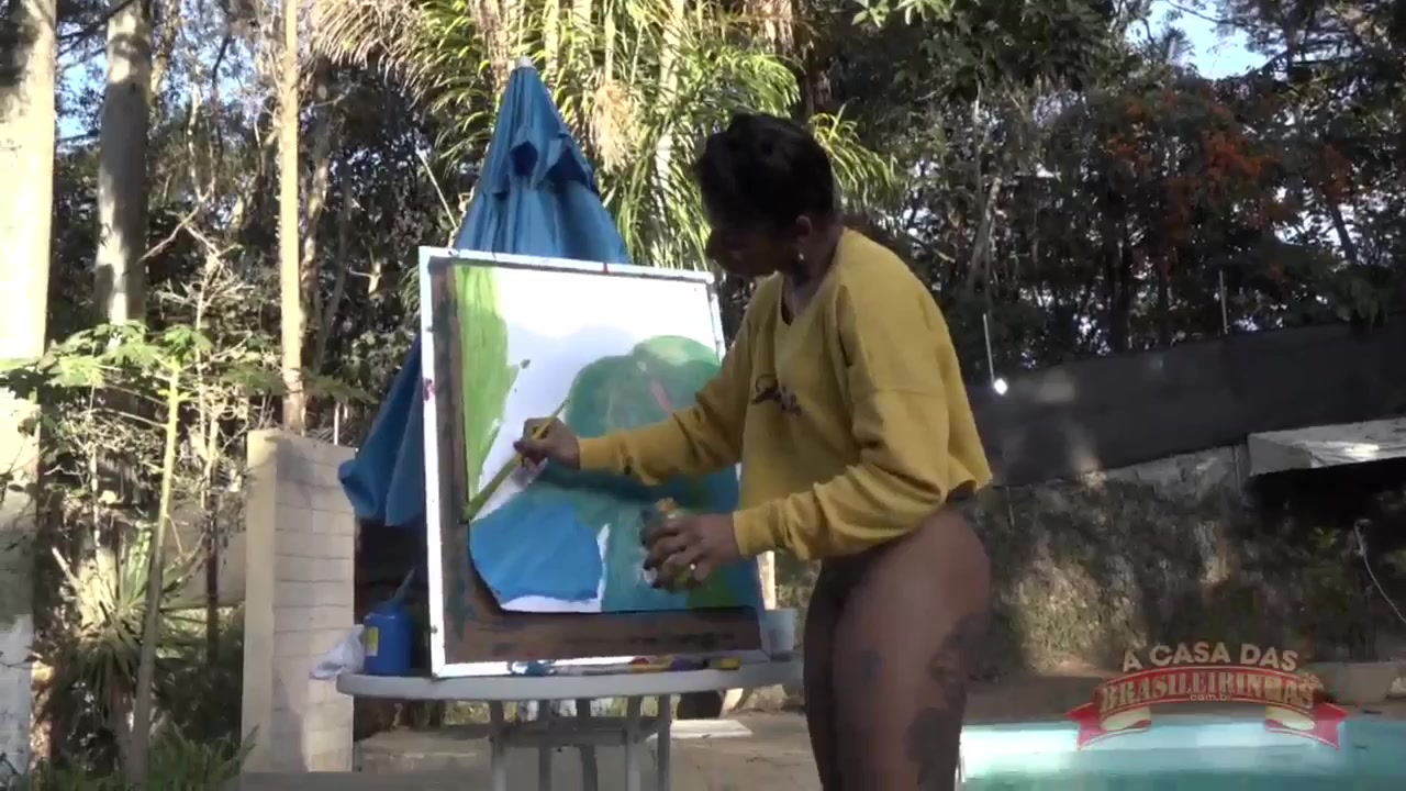 A morena safada Mila Albuquerque pintando o sexo peladinha