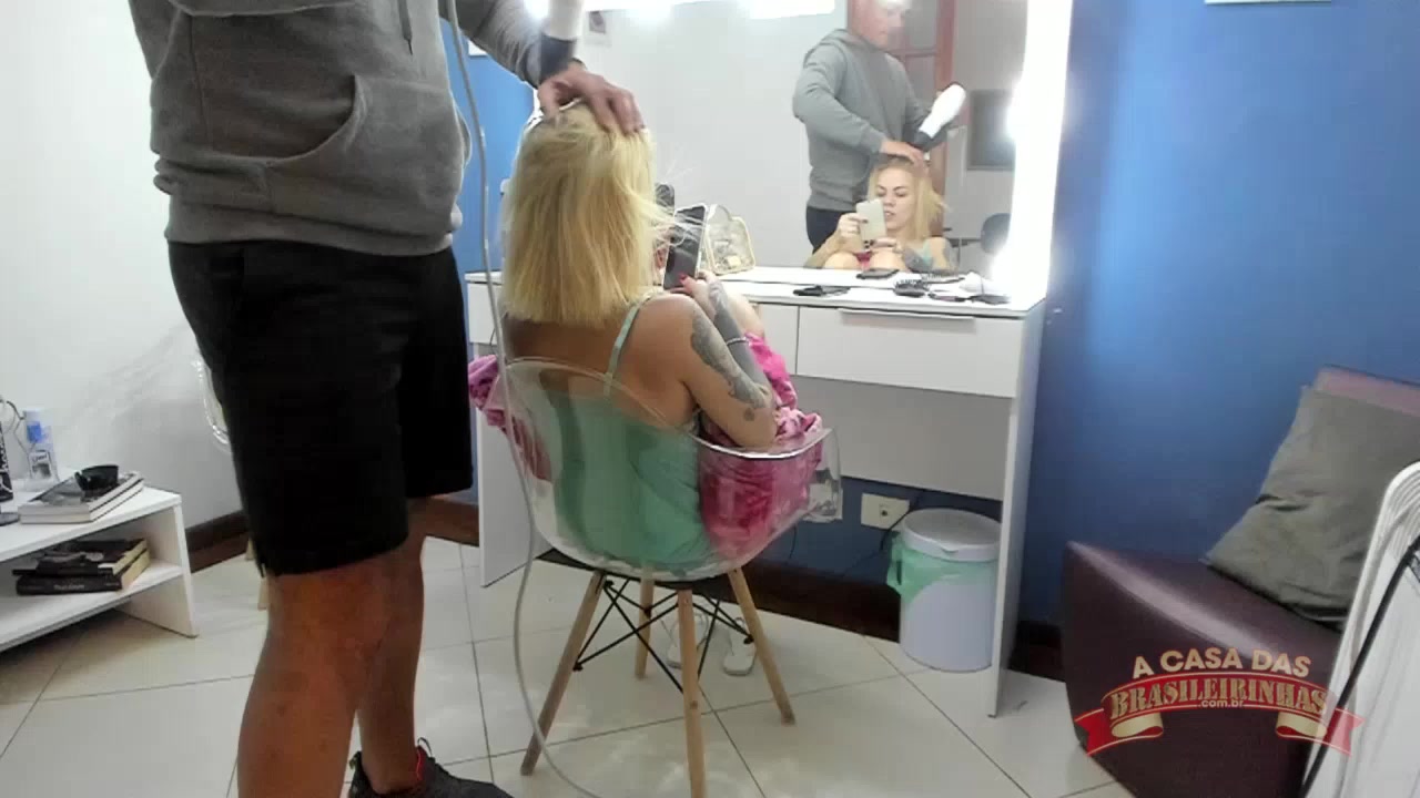 Loirinha deliciosa se preparando nos bastidores para a cena