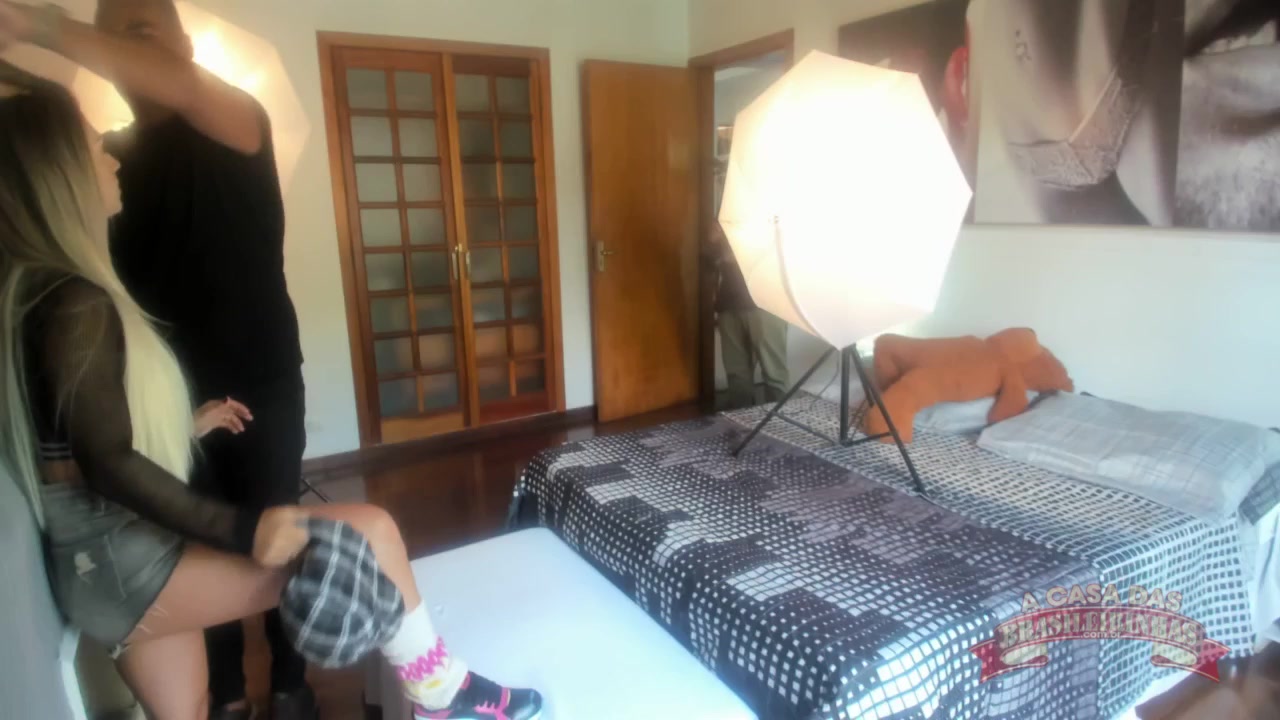 Melody Antunes fez um ensaio muito sensual na primeira cena
