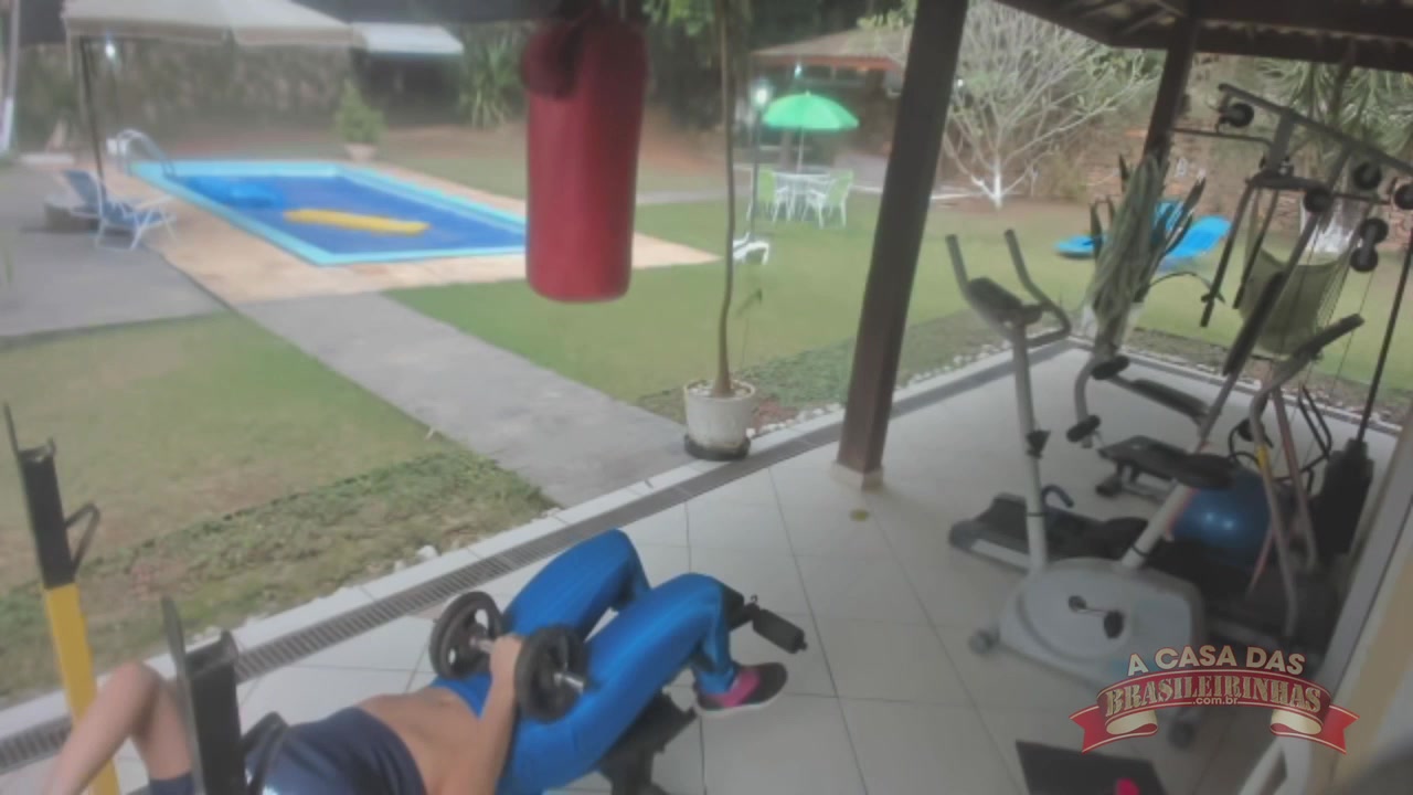 Melody Antunes aproveitando seu dia livre para malhar na academia do reality