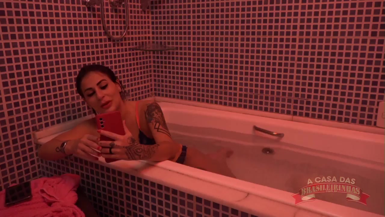 Hidromassagem com a Aline Chaveirinho pelada