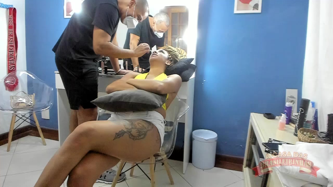 Vem conferir os detalhes da preparação da maquiagem da Gih Rocha