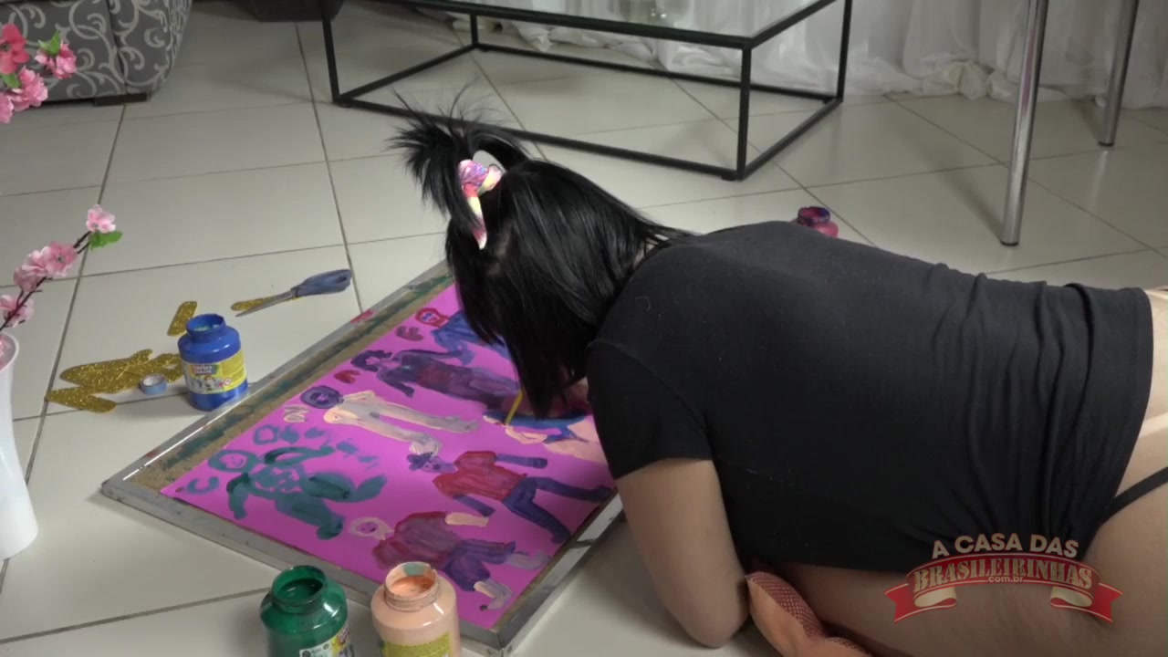 Anne Midori pintando o sexo com uma calcinha minúscula