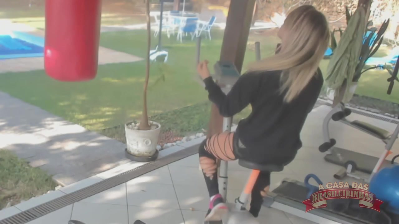 Essa loira rabuda Melody Antunes treinando na academia do reality