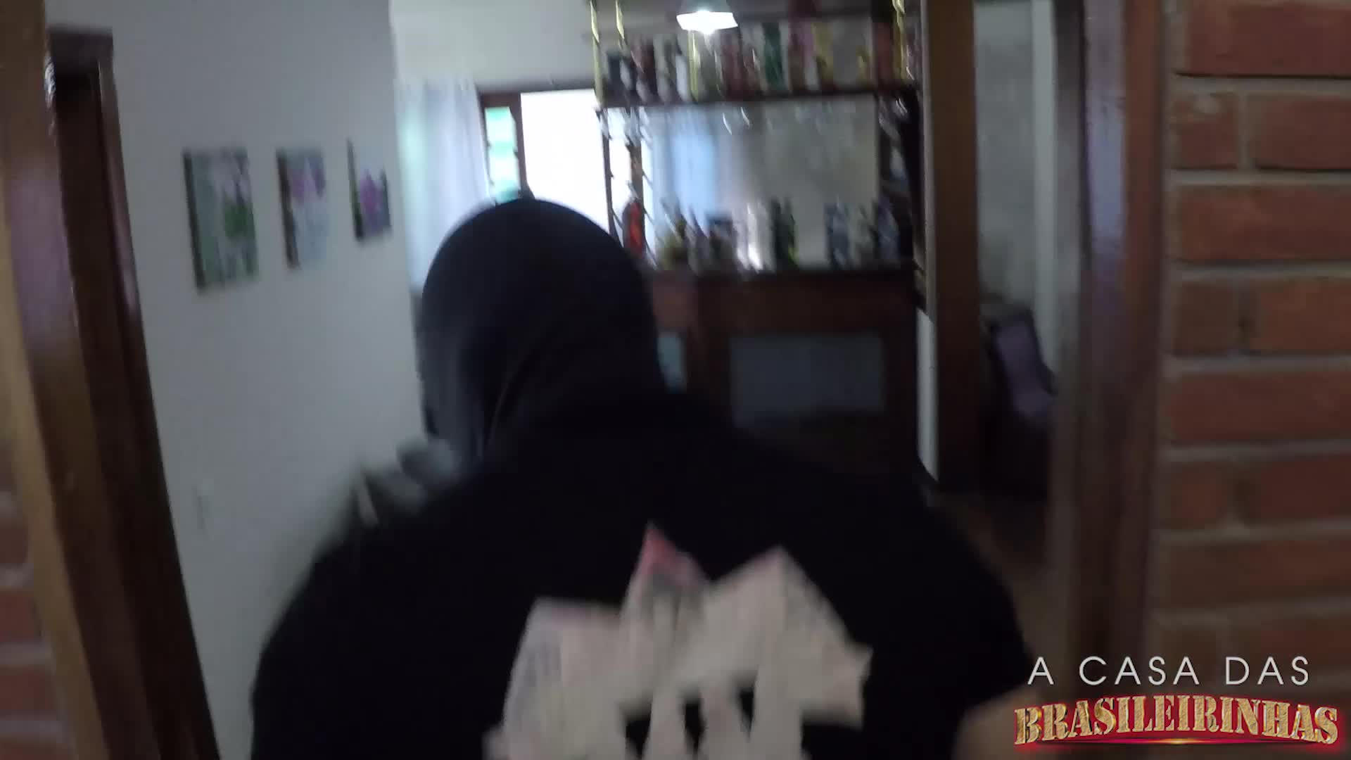 Assista Milena Santos gravando cena para filme pornô