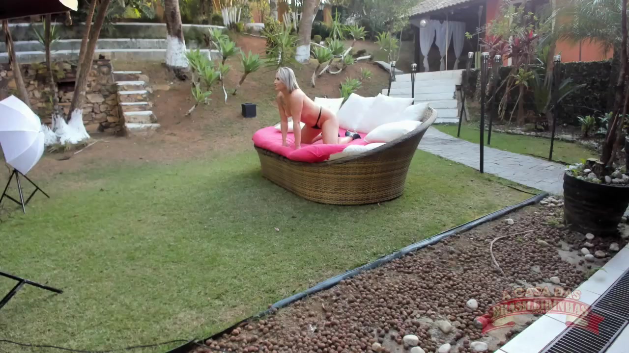 Veja o que rolou no ensaio sensual com a loira Jully Souza