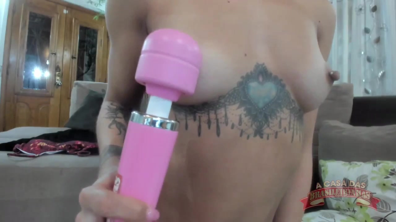 A novata Valentina mostrando o cuzinho para os assinantes no chat