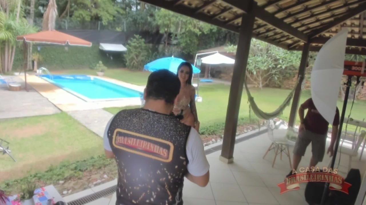Elisa Sanches nua e sensualizando no ensaio pornô 