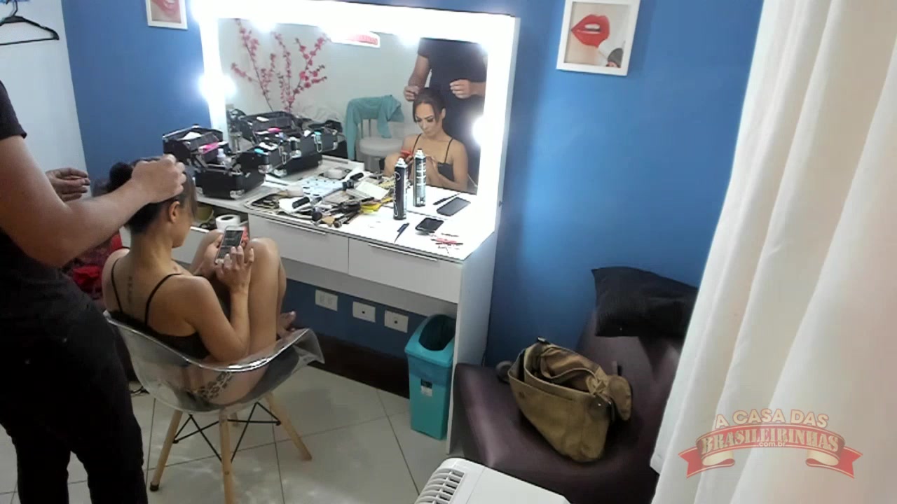 Belinha sendo produzida para mais uma gravação pornô