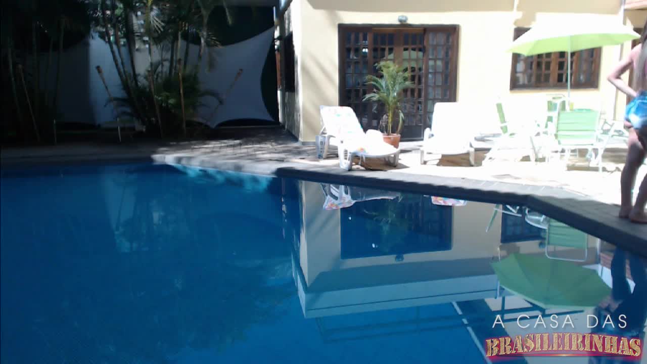 Nayra toma um sol bem gostoso na beira da piscina