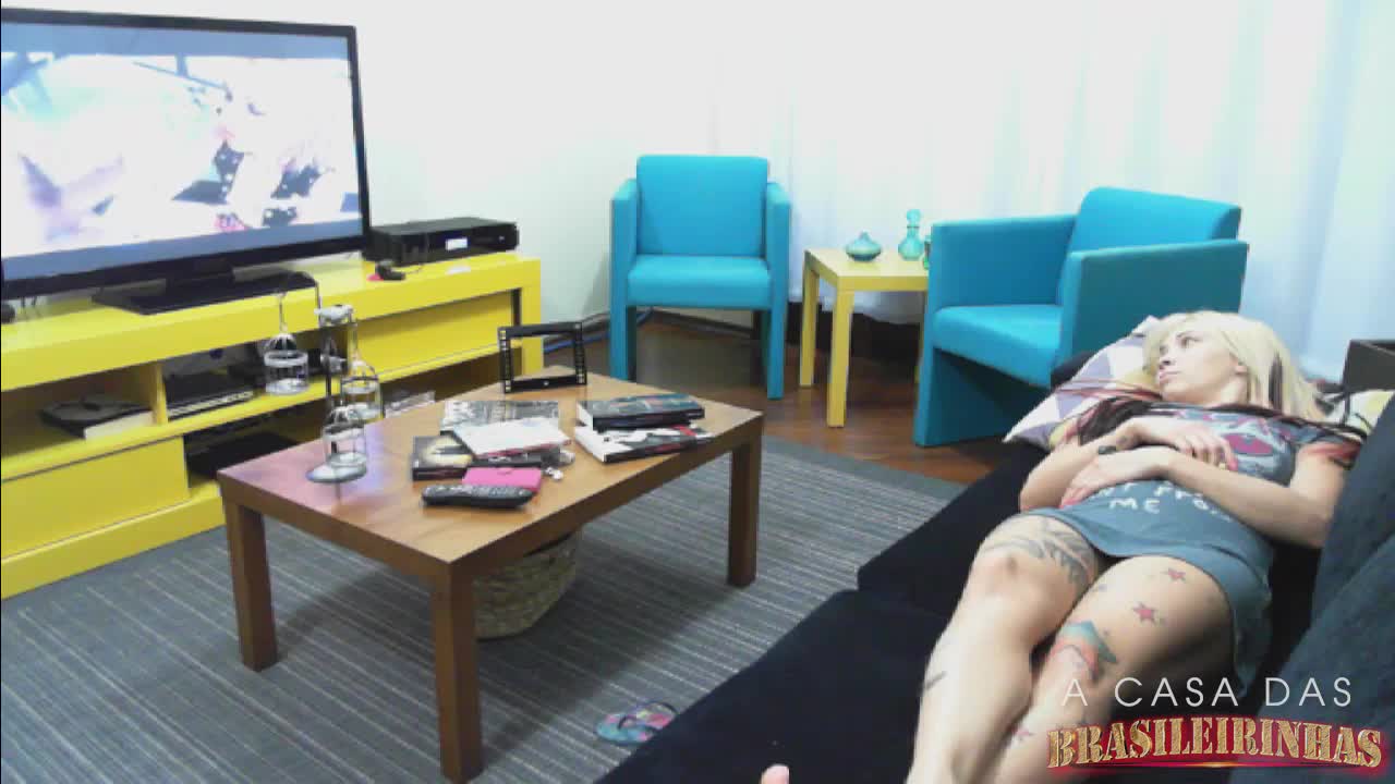 Loira gostosa assiste filme pornô e se masturba de tesão