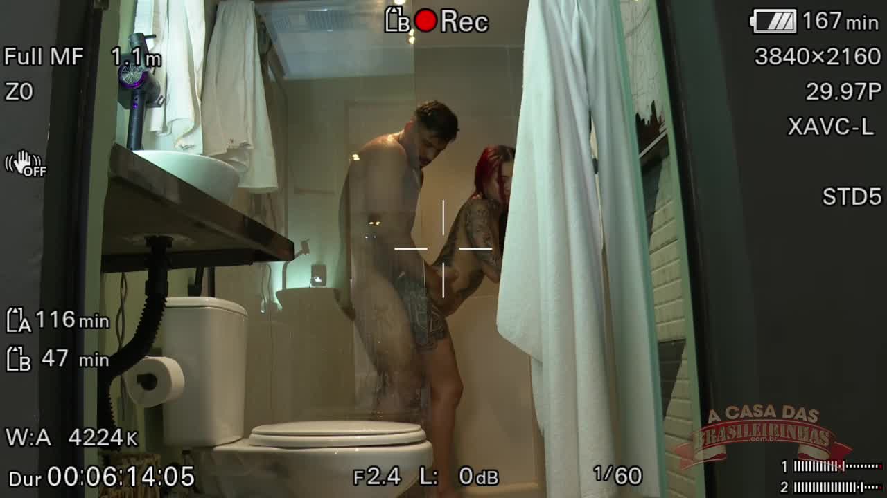 Ruivinha volta e tatuada libera buceta em cena de banho sensua