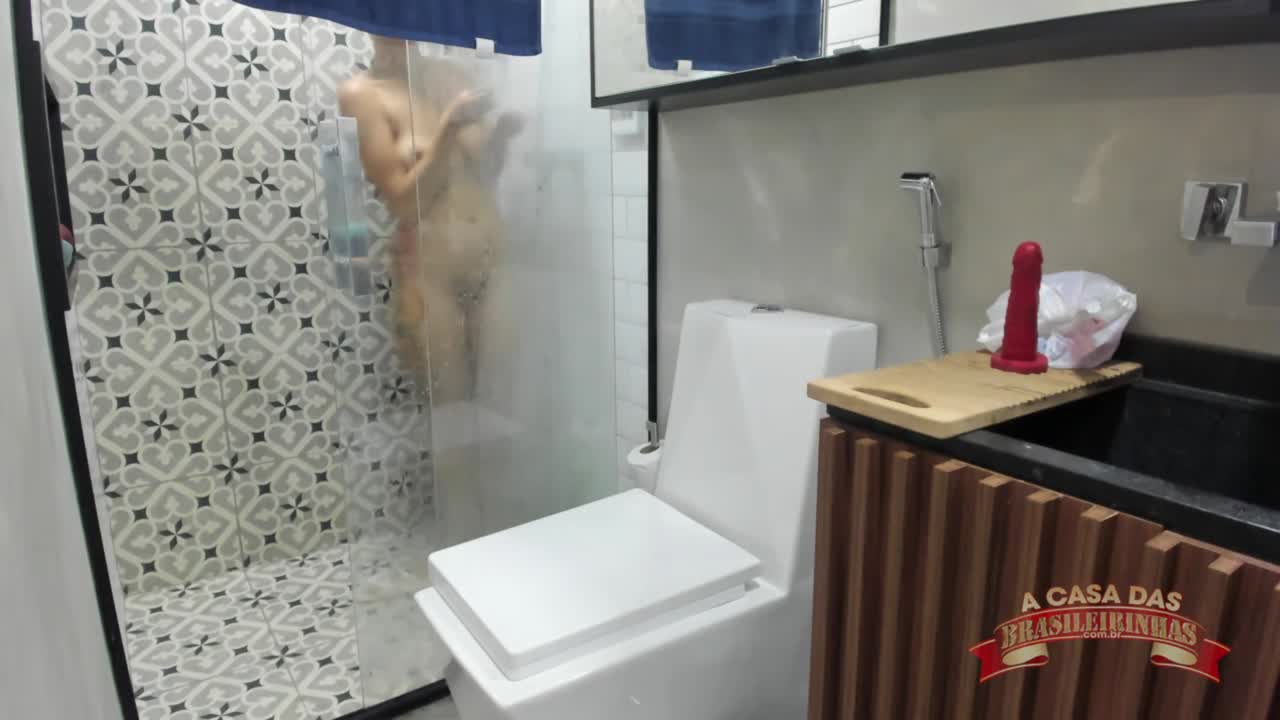 Russah toma banho e ducha higiênica na Casa das Brasileirinhas
