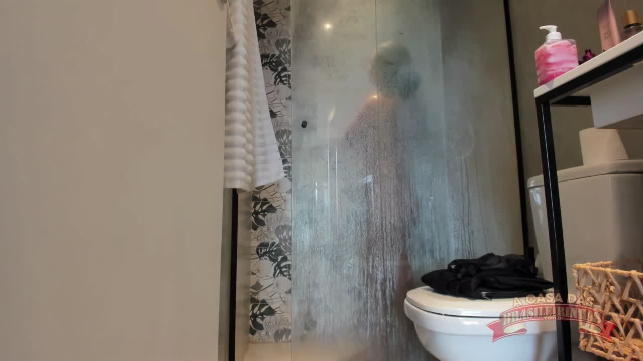 Vivy Marques se exibe durante banho na Casa das Brasileirinhas