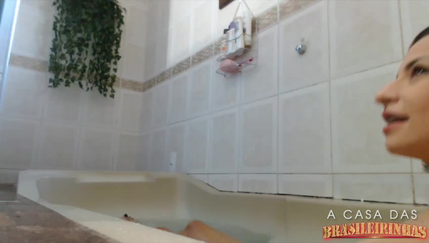 Melissa Fire relaxa bem gostosa na hidro da Casa!