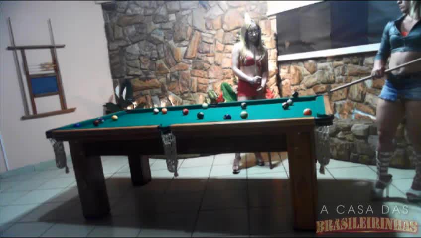 Hora da sinuquinha com as duas loiras gostosas da casa, muito sensuais