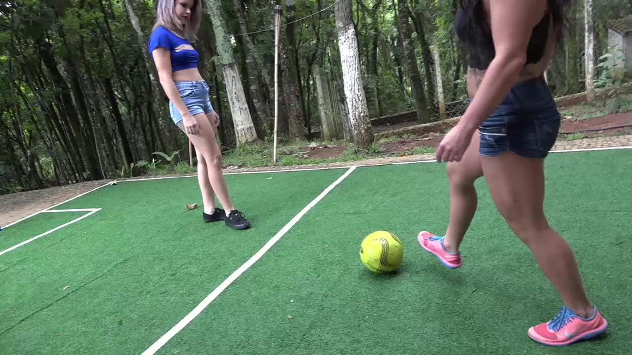 Elas jogaram uma pelada do lado de fora da Casa das Brasileirinhas