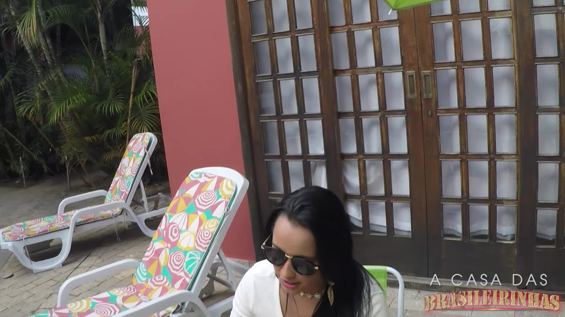 Babi Ventura faz depilação na piscina 