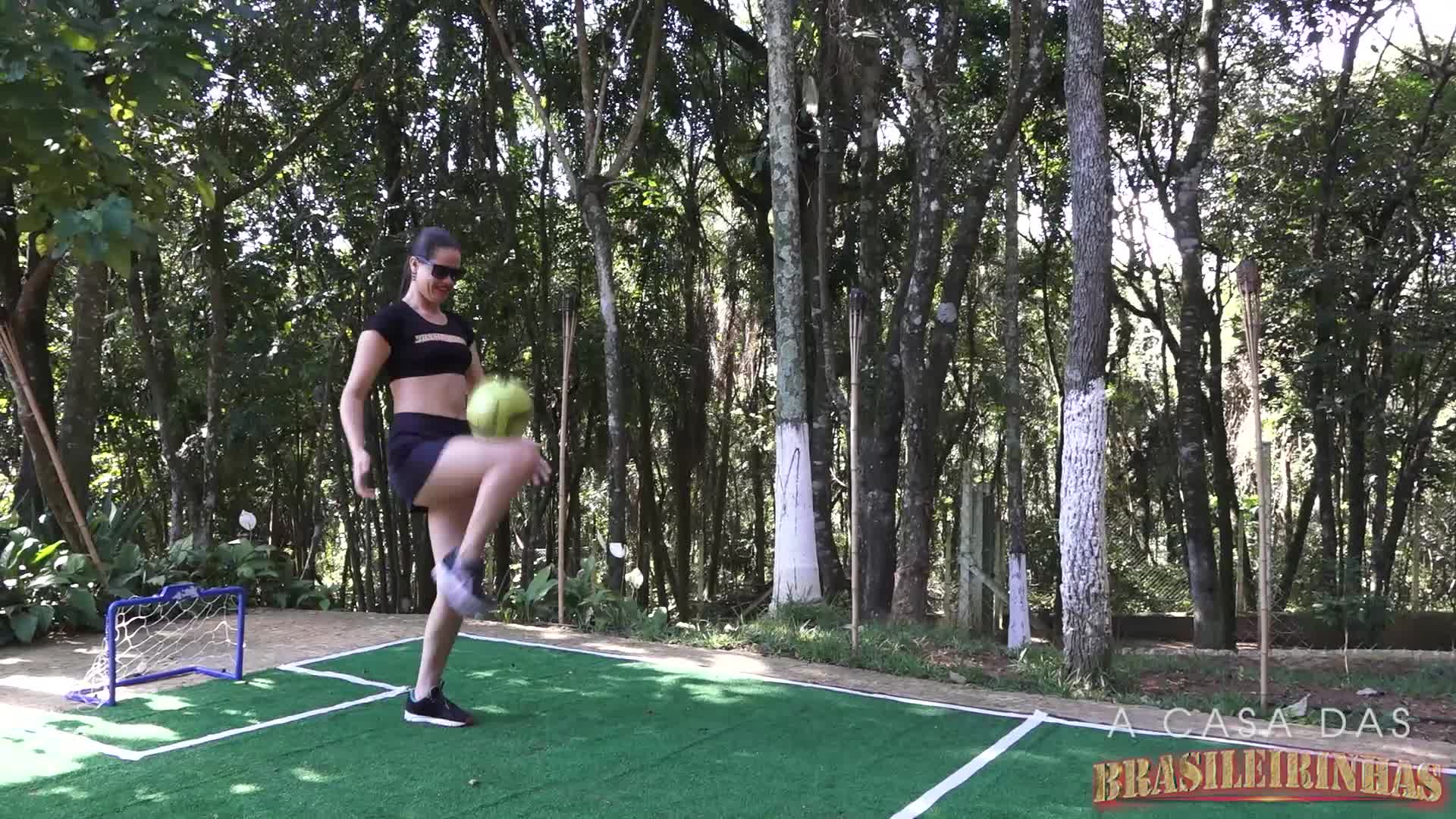 Quem levasse gol tinha que tirar uma peça de roupa!