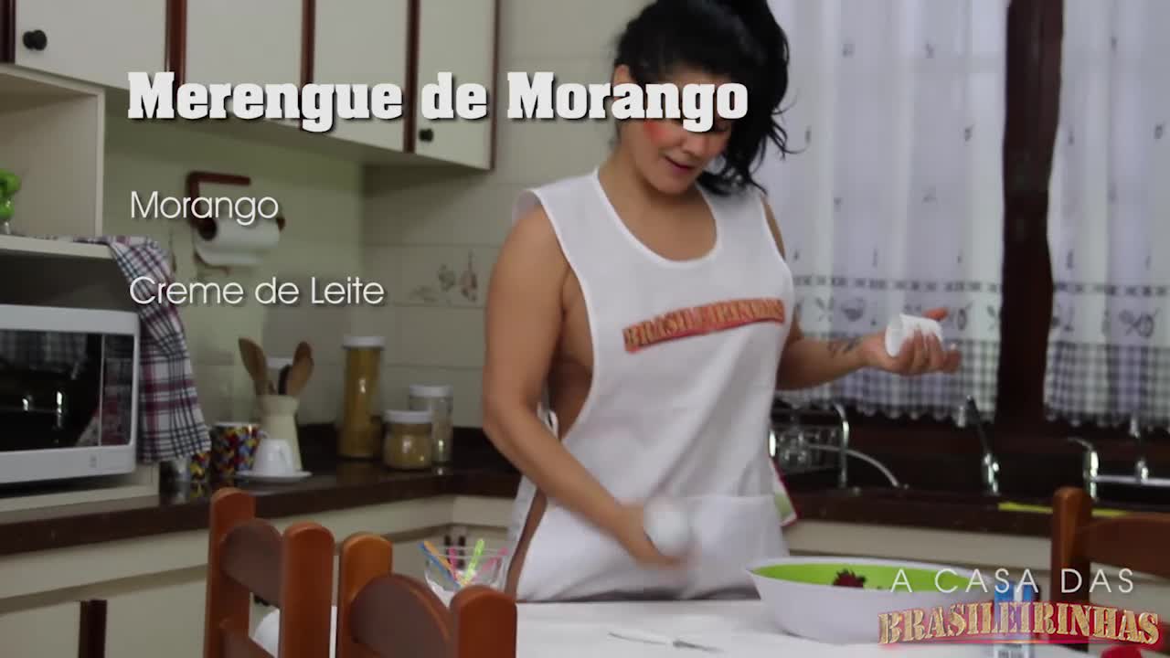 CUzinha Master tem Bruna Ferraz se lambuzando de chantilly