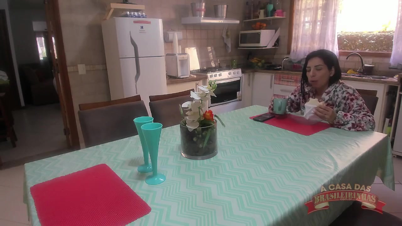 Carol Corrales tomando um café antes das cenas