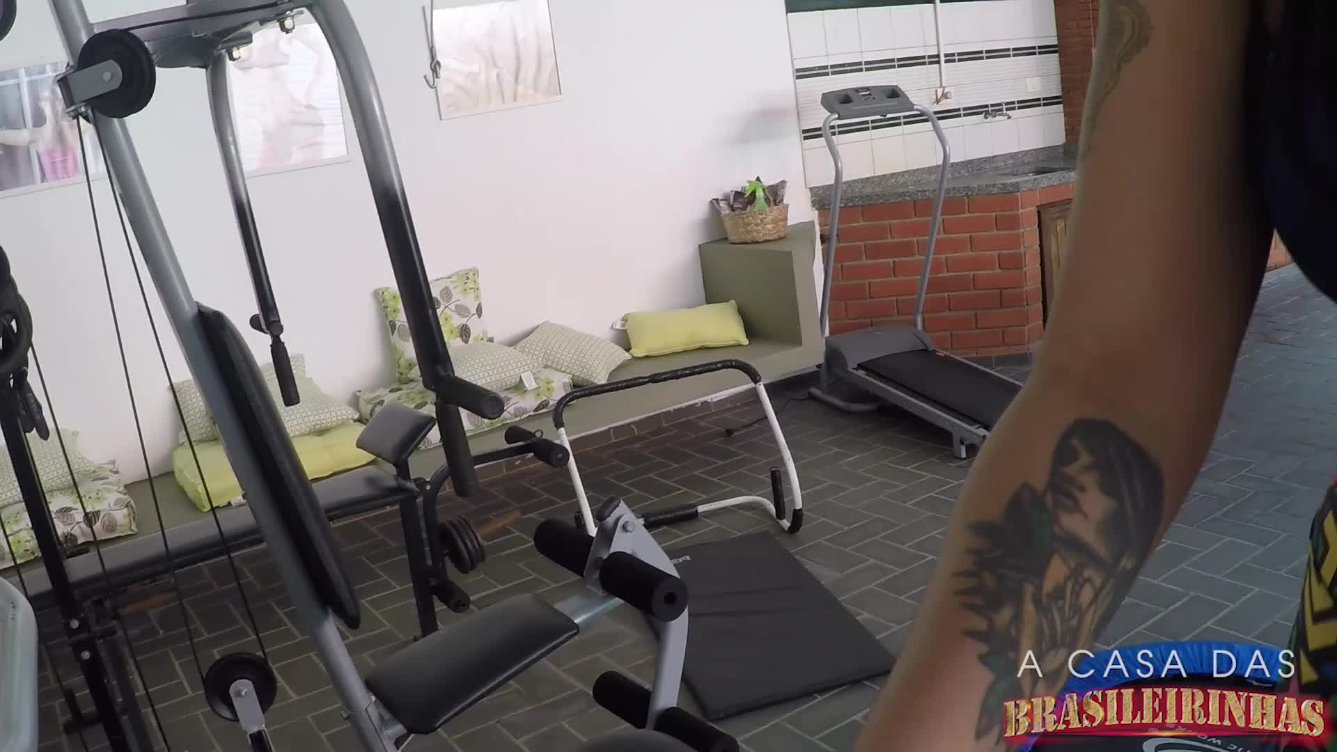 Gostosa se exercitando na academia da Casa
